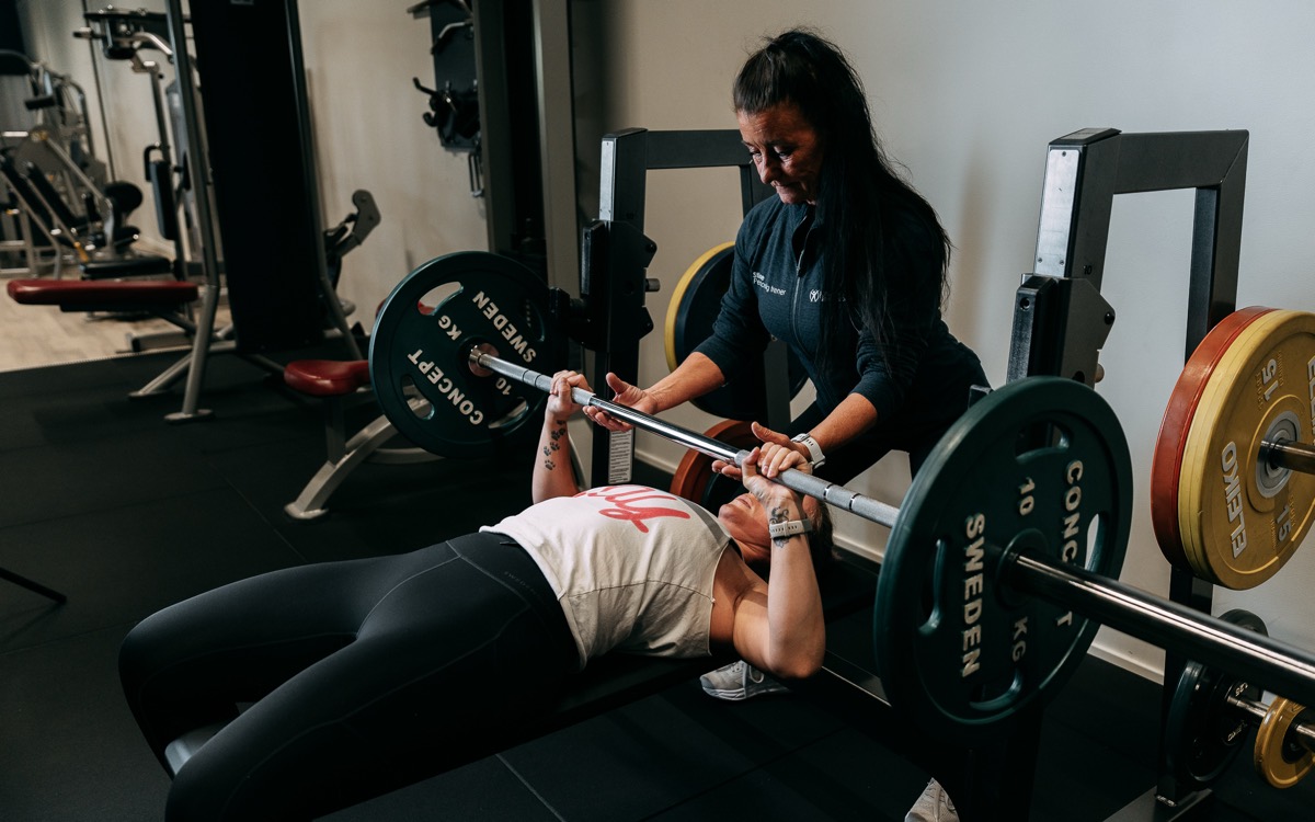 Personlig trener veileder i benkpress