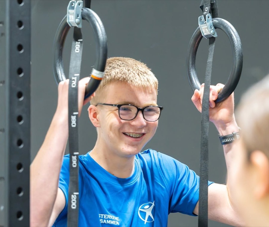 Ungdom trener i ringer på UngGym